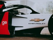 Chevrolet fecha patrocínio para cobertura da Fórmula 1 na Globo A Chevrolet fecha patrocínio da cobertura da Fórmula 1 na Globo a partir de 2026, ano em que a categoria retorna à emissora. A parceria reforça os 100 anos da marca no Brasil e amplia sua presença no esporte com transmissões na TV aberta, Sportv, Globoplay e plataformas digitais.