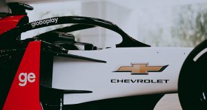A Chevrolet fecha patrocínio da cobertura da Fórmula 1 na Globo a partir de 2026, ano em que a categoria retorna à emissora. A parceria reforça os 100 anos da marca no Brasil e amplia sua presença no esporte com transmissões na TV aberta, Sportv, Globoplay e plataformas digitais.