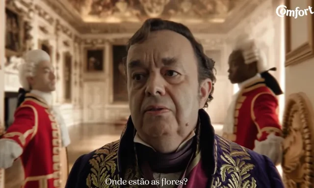 Comfort lança campanha inspirada em Bridgerton com participação de Hugh Sachs, revelando a linha Comfort Segredos e apostando em storytelling e perfumaria premium para encantar consumidores.