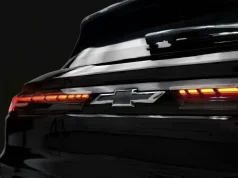 GM revela primeira imagem da traseira do Chevrolet Sonic GM revela a primeira imagem da traseira do novo Chevrolet Sonic, destacando a assinatura luminosa em LED e o design cupê. Produzido em Gravataí, o SUV chega ao mercado em 2026 com proposta de eficiência e visual tecnológico.