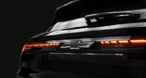 GM revela a primeira imagem da traseira do novo Chevrolet Sonic, destacando a assinatura luminosa em LED e o design cupê. Produzido em Gravataí, o SUV chega ao mercado em 2026 com proposta de eficiência e visual tecnológico.