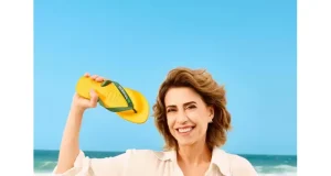 Havaianas enfrenta críticas nas redes sociais após campanha com Fernanda Torres ser interpretada como posicionamento político. Marca ainda não se pronunciou sobre o caso.