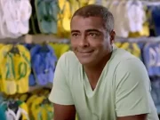 Havaianas: Do “pé direito” de Romário à polêmica com Fernanda Torres Havaianas já destacou o “pé direito” e as cores verde e amarelo em campanhas históricas. Polêmica com Fernanda Torres reacende debate sobre brasilidade da marca.