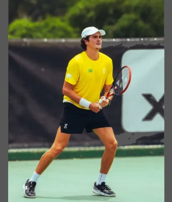 Tênis: João Fonseca começa 2026 em busca de consolidação entre os melhores do mundo Com apenas 19 anos, João Fonseca entra em 2026 cercado de expectativas. O calendário desafiador e a confiança adquirida em 2025 reforçam o sentimento de que o brasileiro pode alcançar um novo patamar e consolidar seu nome entre os melhores tenistas do mundo.