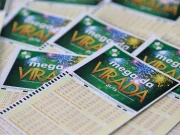 Vale confiar na IA? Caixa pede conselhos à inteligência artificial para a Mega da Virada 2025 Caixa consulta inteligência artificial para sugerir números da Mega da Virada 2025. ChatGPT, Gemini e Llama 4 indicam dezenas, mas reforçam que não há fórmula para ganhar e alertam sobre golpes em sites falsos.
