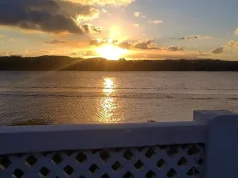 Alerta Vermelho: Brasil enfrenta onda de calor No Nordeste, durante o período de verão, com praias cheias de turistas, as temperaturas podem ultrapassar os 35 °C ao longo do dia, exigindo atenção redobrada com a proteção solar e a hidratação constante.