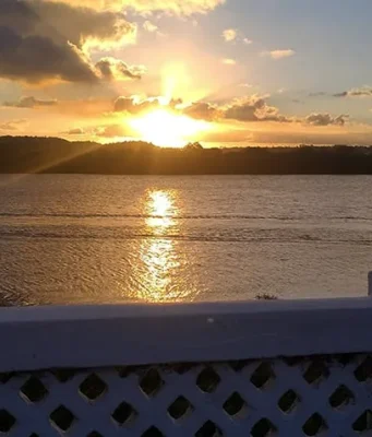 Alerta Vermelho: Brasil enfrenta onda de calor No Nordeste, durante o período de verão, com praias cheias de turistas, as temperaturas podem ultrapassar os 35 °C ao longo do dia, exigindo atenção redobrada com a proteção solar e a hidratação constante.