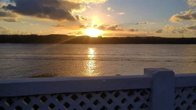 No Nordeste, durante o período de verão, com praias cheias de turistas, as temperaturas podem ultrapassar os 35 °C ao longo do dia, exigindo atenção redobrada com a proteção solar e a hidratação constante.