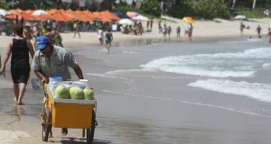 Porto de Galinhas enfrenta denúncias de agressão e práticas abusivas contra turistas. Entenda o caso, os direitos violados e como se proteger.