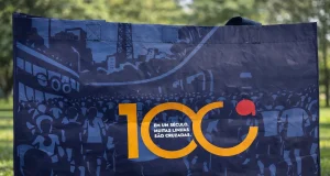 Às vésperas da 100ª São Silvestre, corredores denunciam falta de camisetas e tumulto na Expo. Organização promete envio posterior.