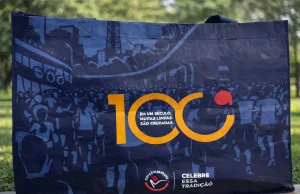 Corredores ficam sem camisas para a São Silvestre às vésperas da 100ª edição Às vésperas da 100ª São Silvestre, corredores denunciam falta de camisetas e tumulto na Expo. Organização promete envio posterior.