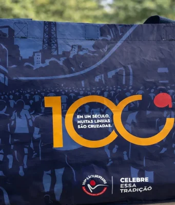 Corredores ficam sem camisas para a São Silvestre às vésperas da 100ª edição Às vésperas da 100ª São Silvestre, corredores denunciam falta de camisetas e tumulto na Expo. Organização promete envio posterior.