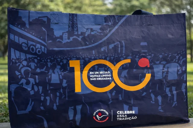 Corredores ficam sem camisas para a São Silvestre às vésperas da 100ª edição Às vésperas da 100ª São Silvestre, corredores denunciam falta de camisetas e tumulto na Expo. Organização promete envio posterior.