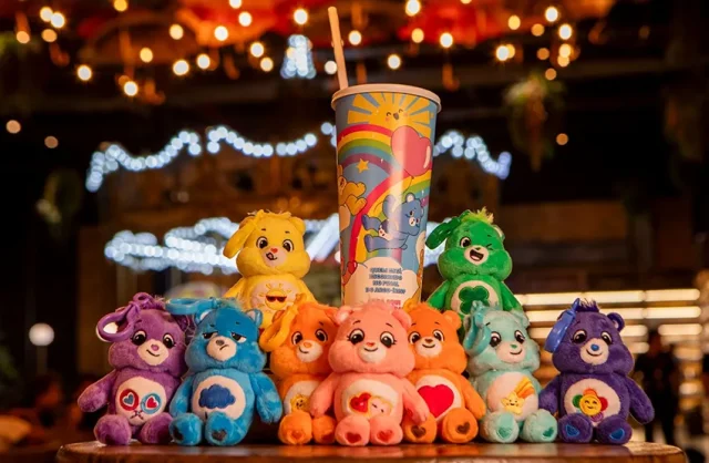 Nova campanha leva às lojas uma bebida de chocolate servida em copo exclusivo com chaveiro surpresa colecionável, unindo sabor, nostalgia e experiência.