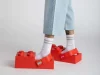 LEGO e Crocs usam criatividade para lançar calçado inédito LEGO e Crocs usam criatividade para lançar calçado inédito