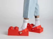LEGO e Crocs usam criatividade para lançar calçado inédito LEGO e Crocs usam criatividade para lançar calçado inédito