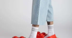 LEGO e Crocs usam criatividade para lançar calçado inédito