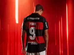 Flamengo e adidas convidam torcedores a vestirem vermelho e preto pelo mundo Ação convida rubro-negros de todo o planeta a fazer check-in com o Manto Sagrado e colorir um mapa-múndi digital com vermelho e preto.