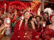 Ivete Sangalo entra no clima do Carnaval com Itaipava Ivete Sangalo entra no clima do Carnaval com a Itaipava ao transformar “Me Abraça, Me Beija” em “Itaipava na Mesa”.