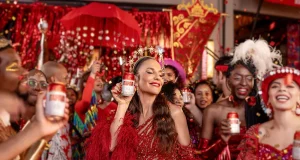 Ivete Sangalo entra no clima do Carnaval com a Itaipava ao transformar “Me Abraça, Me Beija” em “Itaipava na Mesa”.