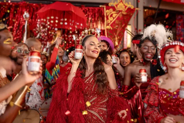 Ivete Sangalo entra no clima do Carnaval com a Itaipava ao transformar “Me Abraça, Me Beija” em “Itaipava na Mesa”.