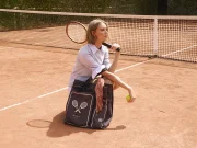 Maria Filó e Rio Open lançam collab que une moda e esporte Bolsas com capa para raquete e design funcional