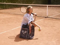 Maria Filó e Rio Open lançam collab que une moda e esporte Bolsas com capa para raquete e design funcional