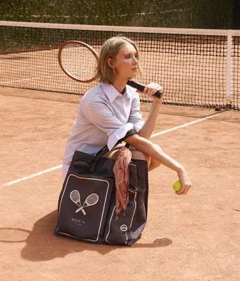 Maria Filó e Rio Open lançam collab que une moda e esporte Bolsas com capa para raquete e design funcional