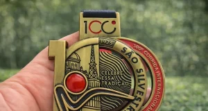 Corredores denunciam falta de medalhas e falhas na 100ª São Silvestre. Vídeos, vendas irregulares e cobrança por posicionamento oficial.