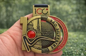 São Silvestre: corredores ficam sem medalhas na histórica 100ª edição Corredores denunciam falta de medalhas e falhas na 100ª São Silvestre. Vídeos, vendas irregulares e cobrança por posicionamento oficial.