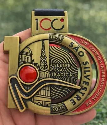 São Silvestre: corredores ficam sem medalhas na histórica 100ª edição Corredores denunciam falta de medalhas e falhas na 100ª São Silvestre. Vídeos, vendas irregulares e cobrança por posicionamento oficial.