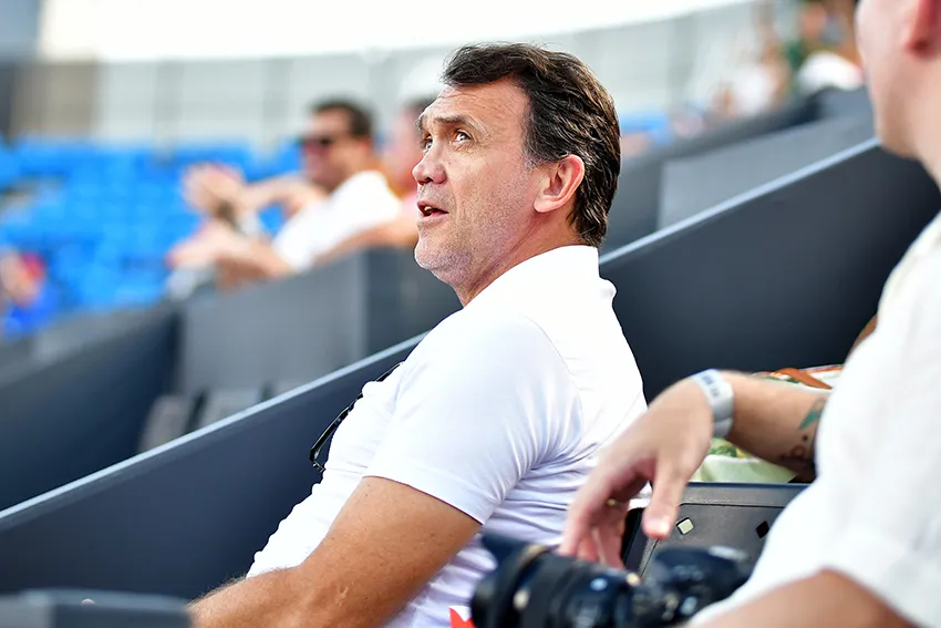 João Fonseca enfrenta Thiago Monteiro na estreia do Rio Open 2026. Duelo brasileiro acontece na terça-feira (17).