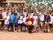 Andre Agassi visita projeto social de tênis na Rocinha durante passagem pelo Rio Open André Agassi conversa com crianças da Escolinha de Tênis Fabiano de Paula na Rocinha