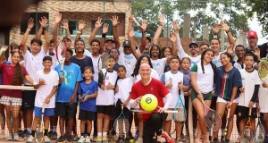 André Agassi conversa com crianças da Escolinha de Tênis Fabiano de Paula na Rocinha
