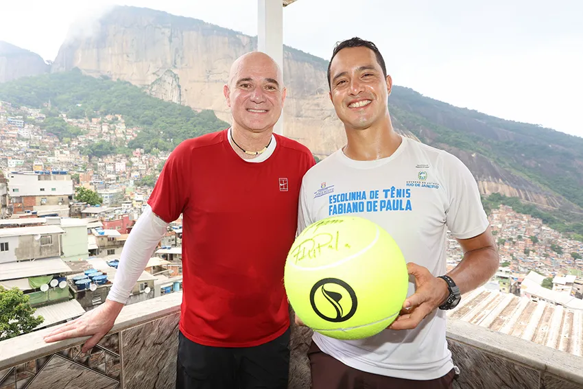André Agassi visita laje com vista para o Rio de Janeiro na comunidade da Rocinha