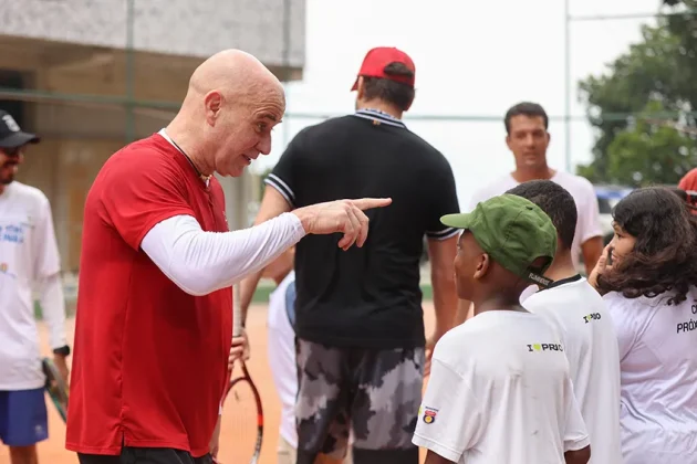 Andr&eacute; Agassi posa com crian&ccedil;as e equipe do projeto social de t&ecirc;nis na Rocinha
