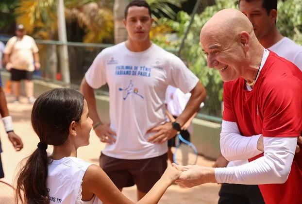 Andr&eacute; Agassi posa com crian&ccedil;as e equipe do projeto social de t&ecirc;nis na Rocinha