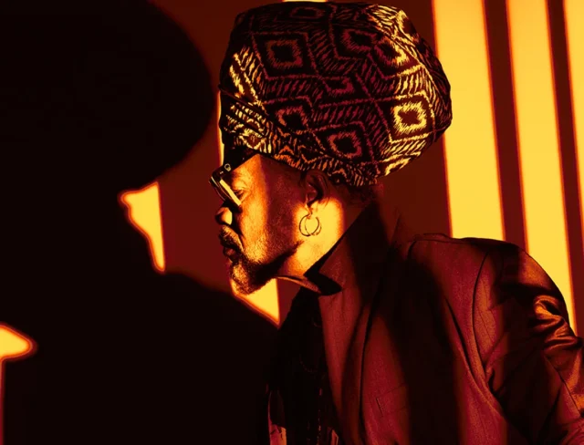 Carnaval Sustentável: Carlinhos Brown inova com trio elétrico híbrido Carlinhos Brown lança trio elétrico híbrido Mister Brown 2 no Carnaval 2026, com energia solar e apoio da WEG.