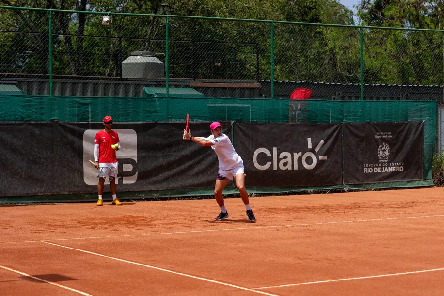 Claro e Yes Tennis fortalecem o tênis brasileiro com João Fonseca, investindo em jovens talentos, infraestrutura e preparação para o Rio Open 2026.