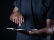 Por que a construção de autoridade digital virou diferencial competitivo para corretores de imóveis A nova jornada de compra do imóvel começa no digital.