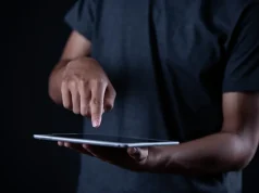 Por que a construção de autoridade digital virou diferencial competitivo para corretores de imóveis A nova jornada de compra do imóvel começa no digital.