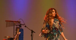 Especial “Acústico 45 anos de carreira” revisita clássicos da artista nordestina e vai ao ar à meia-noite na programação da emissora pública.