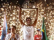 Argentino é campeão do Rio Open 2026 Tomás Etcheverry segurando o troféu de campeão do Rio Open 2026 na quadra de saibro do ATP 500 no Rio de Janeiro.