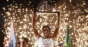 Tomás Etcheverry segurando o troféu de campeão do Rio Open 2026 na quadra de saibro do ATP 500 no Rio de Janeiro.