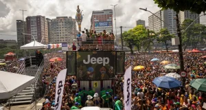 Jeep apoia o Galo da Madrugada 2026 e leva o Compass Blackhawk como carro oficial do maior bloco de Carnaval do mundo.