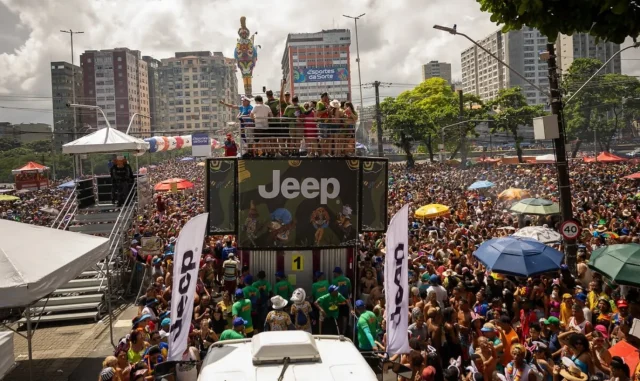 Jeep apoia o Galo da Madrugada 2026 e leva o Compass Blackhawk como carro oficial do maior bloco de Carnaval do mundo.