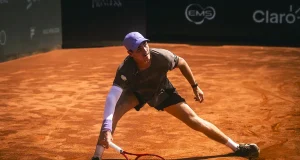 João Fonseca enfrenta Thiago Monteiro na estreia do Rio Open 2026. Duelo brasileiro acontece na terça-feira (17).