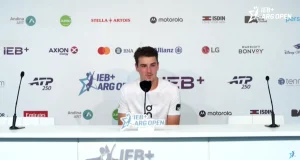 João Fonseca é eliminado na estreia do Argentina Open após derrota para Alejandro Tabilo. Brasileiro perde 250 pontos e foca no Rio Open 2026.