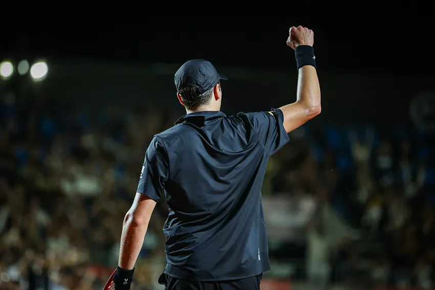 João Fonseca perde para Ignacio Buse no Rio Open após jogo adiado pela chuva e é eliminado na chave de simples. Brasileiro segue nas duplas.