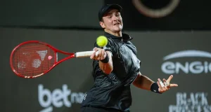 João Fonseca perde para Ignacio Buse no Rio Open após jogo adiado pela chuva e é eliminado na chave de simples. Brasileiro segue nas duplas.